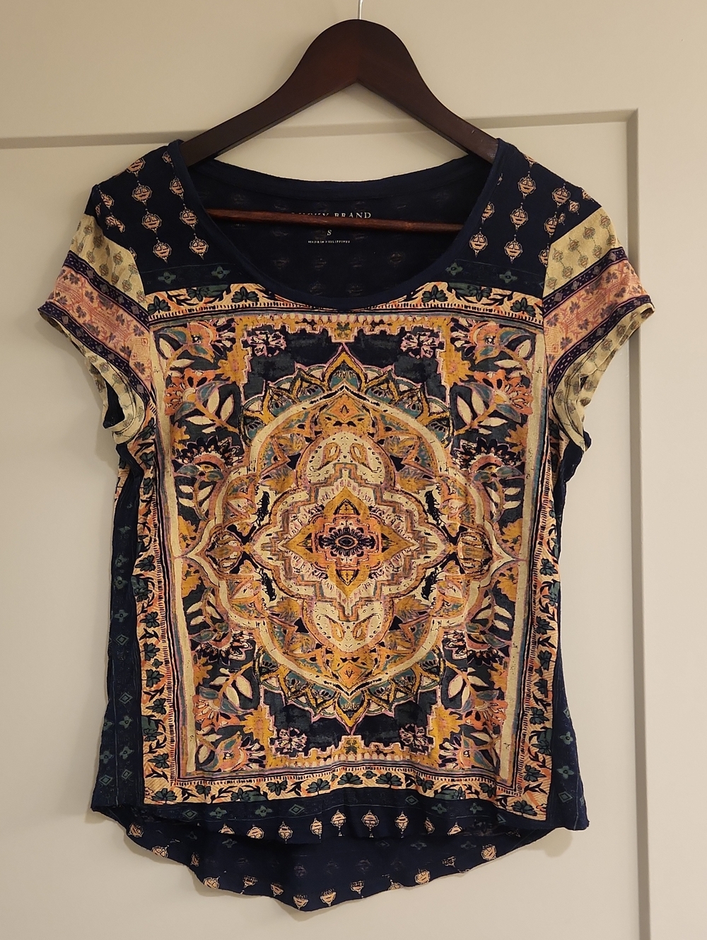 Lucky Brand Boho Medallion Tapestry Print Tee Small Navy Rug Print Festival Top